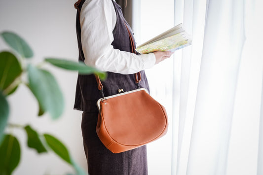 窓際で本を読む女性